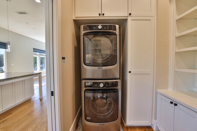 Building Photo - Modern 3-Bedroom Townhome with Rooftop Dec...