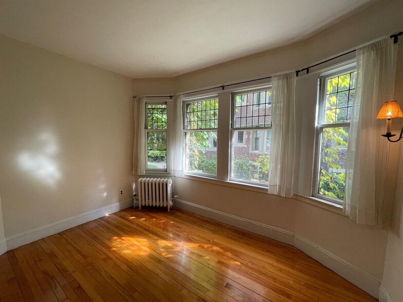 Building Photo - 10 Dana St