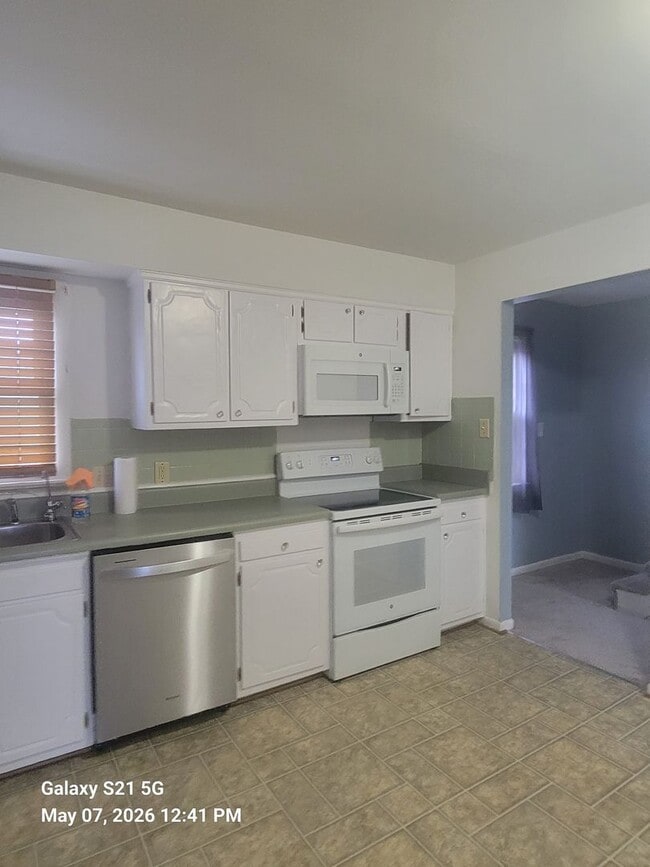Building Photo - 4 bedroom 3.5 bathrooms townhouse in Kempsville.