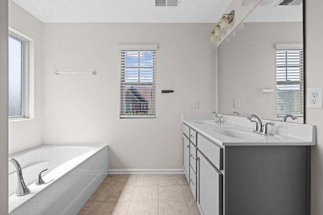 Building Photo - Beautiful 3 bed, 2.5 bath townhome in The ...