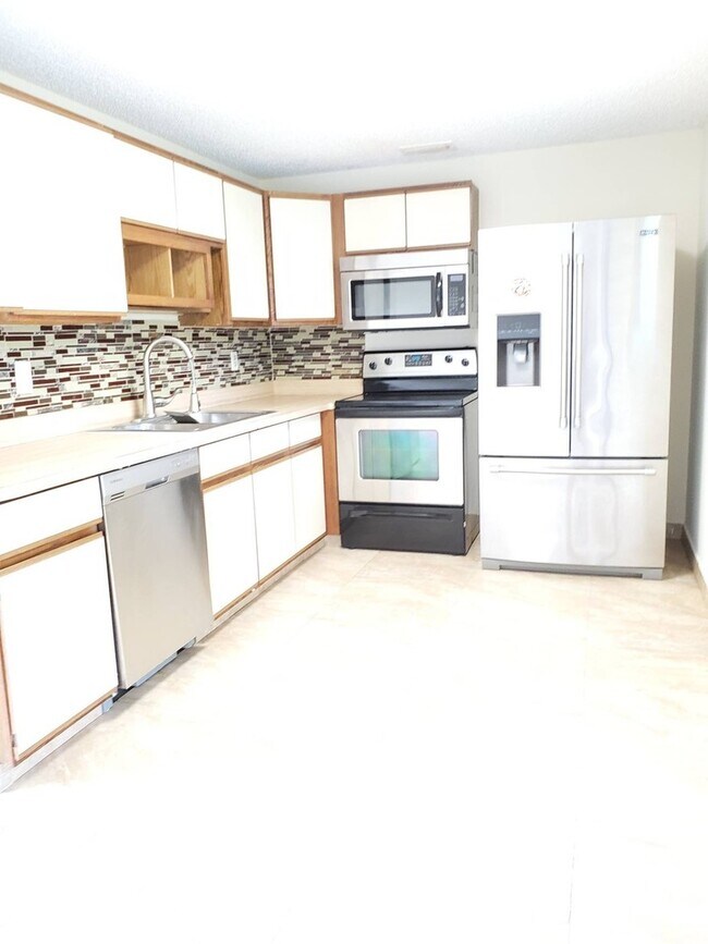 Building Photo - 3 bedroom 2 bath rental NO FENCE