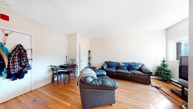 Building Photo - 513 Beacon St