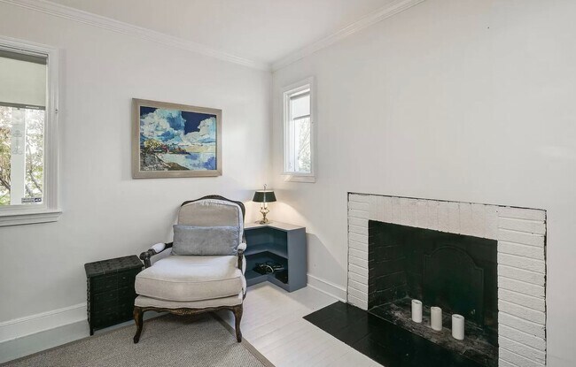 Building Photo - Sassy on Sangamore - 3 BED + 2 FB Av. Earl...
