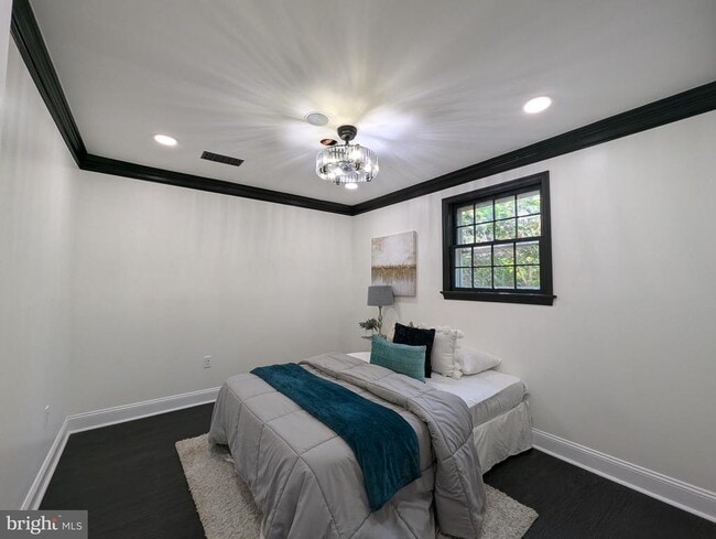 Building Photo - 2208 Wakefield St