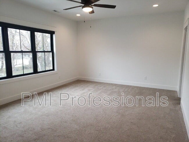 Building Photo - 227 S Bilbro Ave