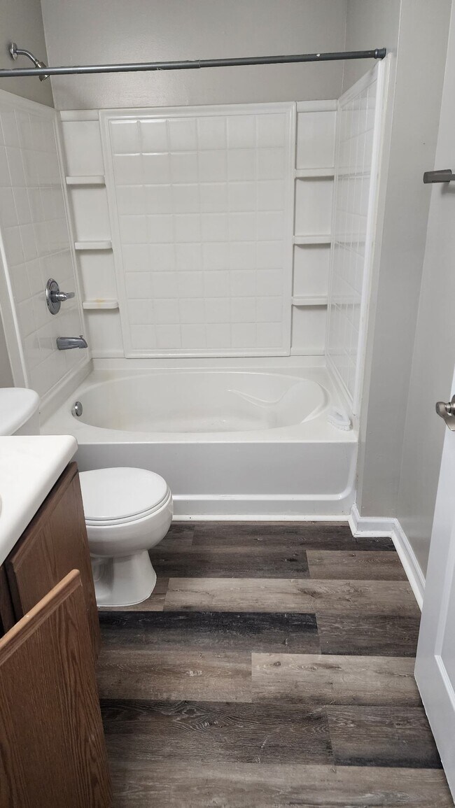 Master Bath - 14204 Waldrop Cv