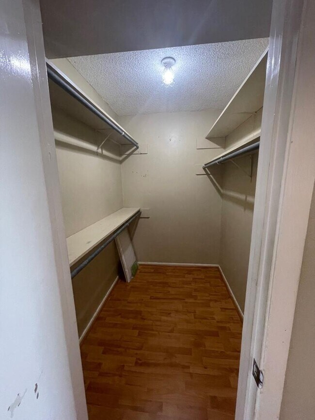 Building Photo - 910 Duncan Ln