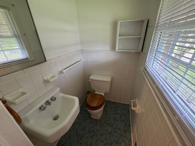 Building Photo - 2703 Lakeridge Cir NW