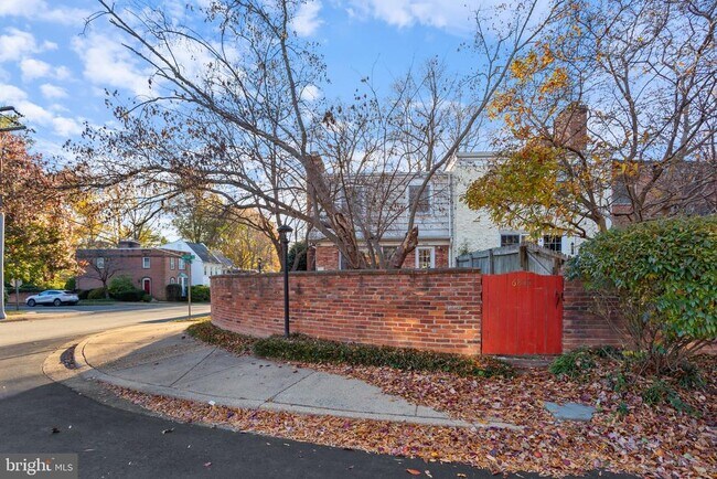 Building Photo - 6800 Melrose Dr