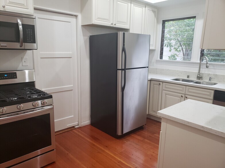 Building Photo - 1104 E California Ave