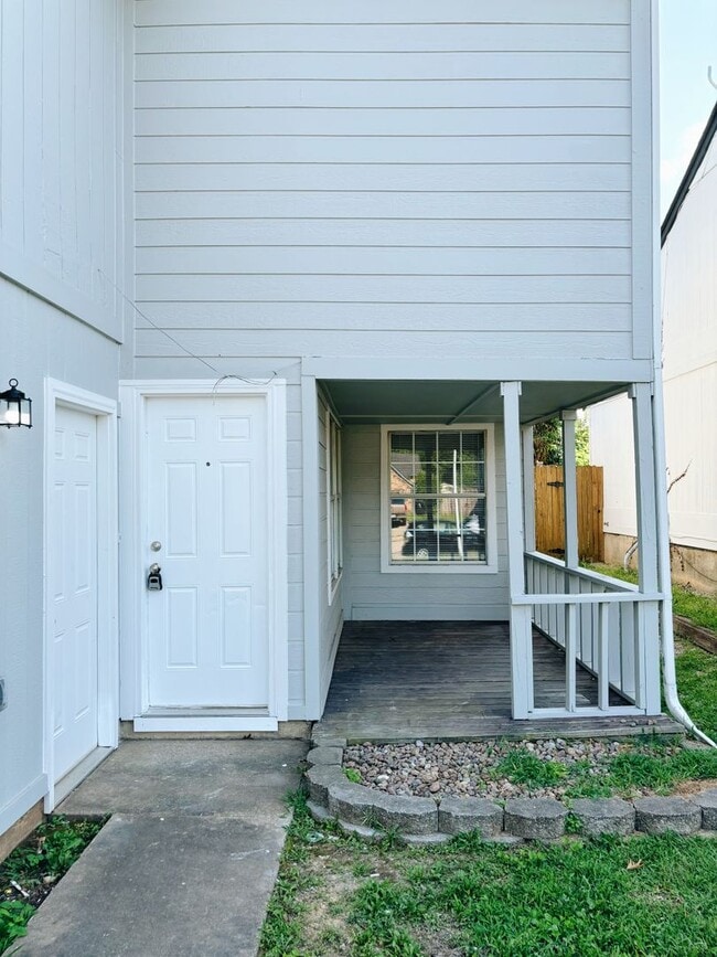 Building Photo - Spacious 1 Bedroom Duplex, 2 car garage