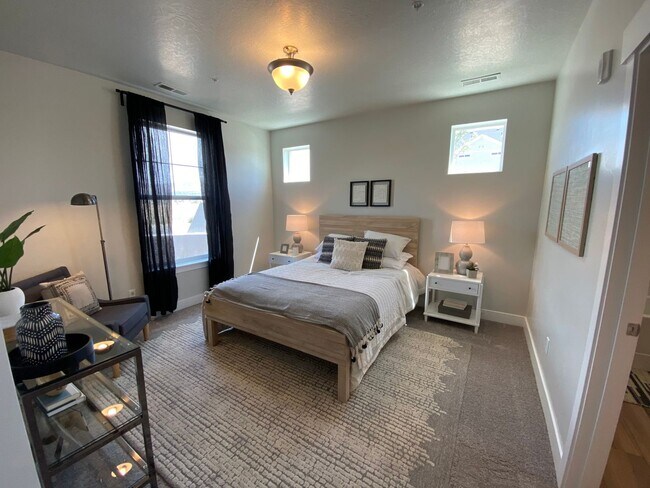 Building Photo - Lakefront at Vineyard Town Center Condo