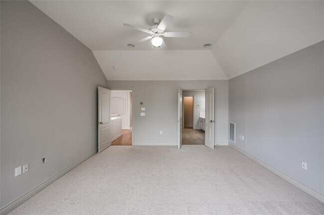 Building Photo - 315 Sandman St