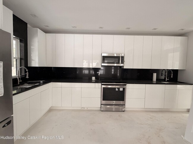 Building Photo - 6137 Main St