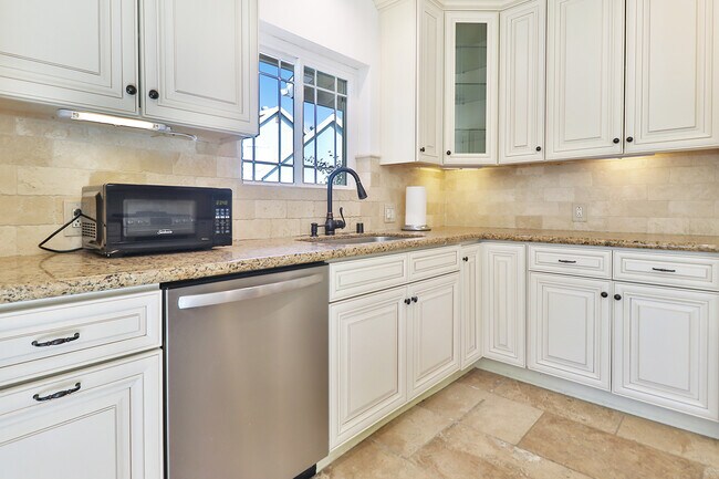 Building Photo - 8601 Santa Susana Plz