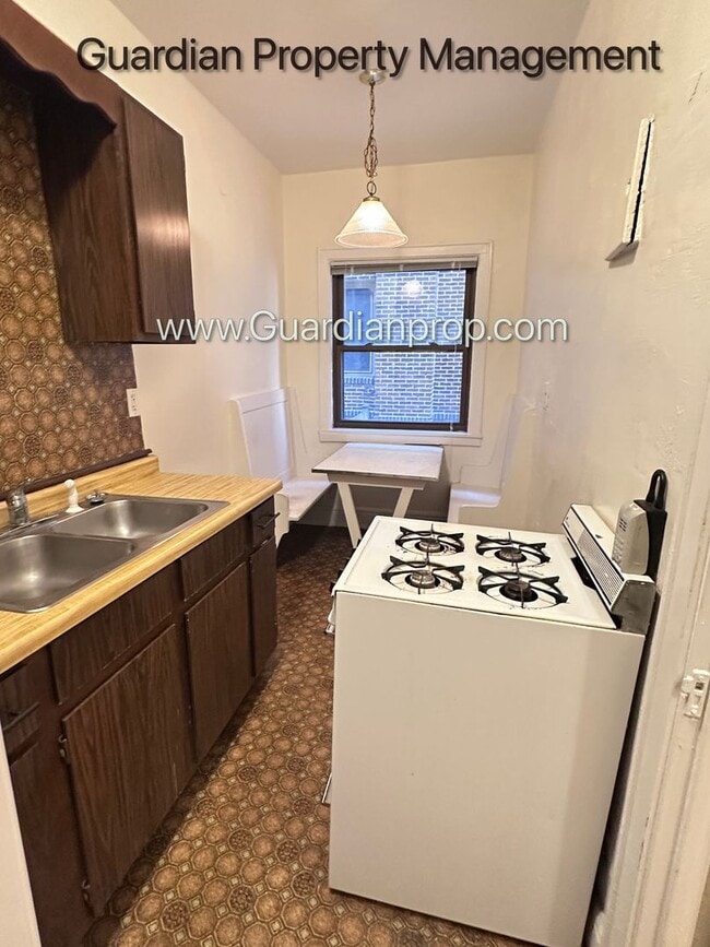 Building Photo - 2nd Floor Corner, Blocks from Bde Maka Ska, Heat Paid, 1 Month Free, Video Walkthrough