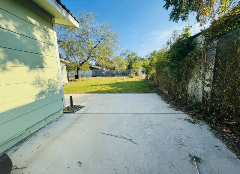 Building Photo - 741 W Ave Z