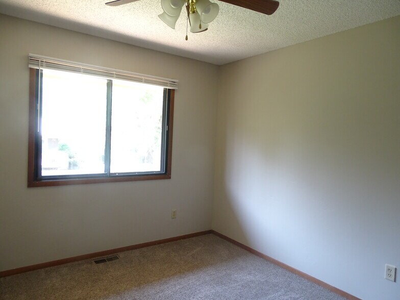 upper level 2nd bedroom - 4548 50th St