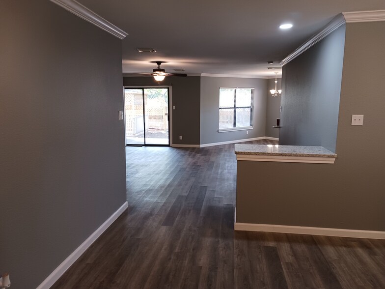 Building Photo - 7510 Legend Rock