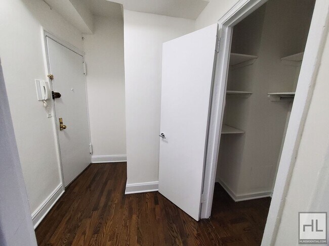 Building Photo - Studio with  Breakfast Bar Near Grand Central