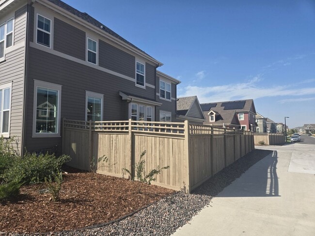 Building Photo - Spacious 4B/3B Available Early April!