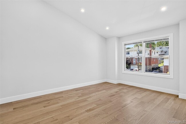 Building Photo - 42 Linwood Rd N