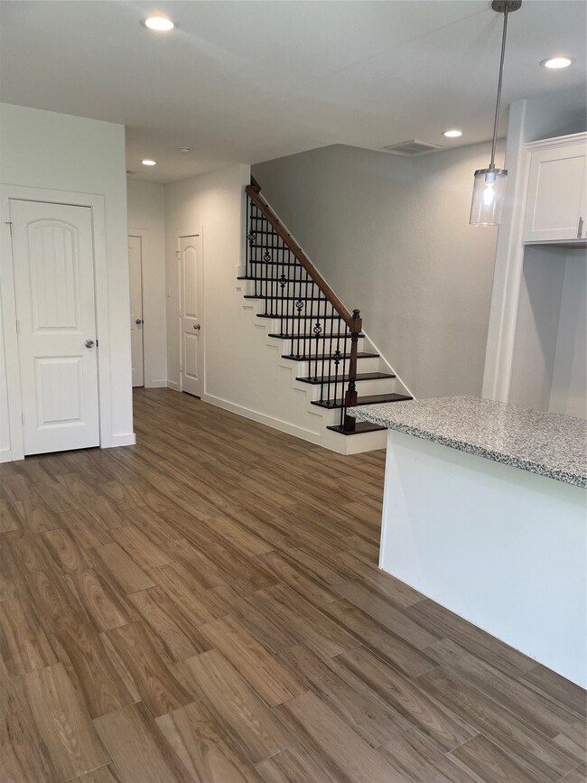 Building Photo - 5314 Longmeadow St