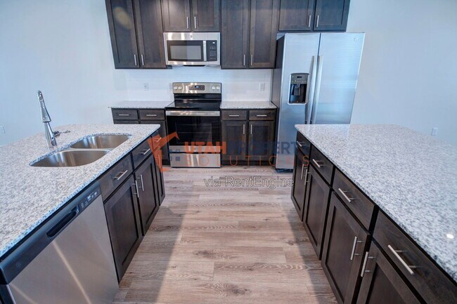 Building Photo - 1008 W 430 S
