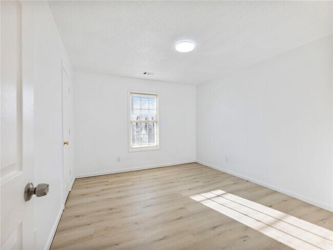 Building Photo - 2032 Morning Dew Pl