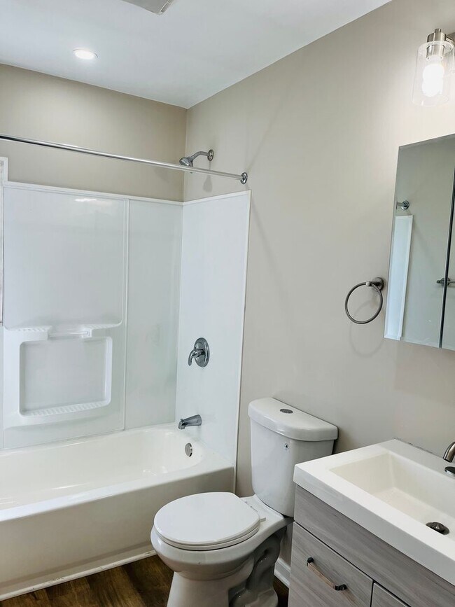 Building Photo - Two Bedroom rowhouse available in Northside August 1!