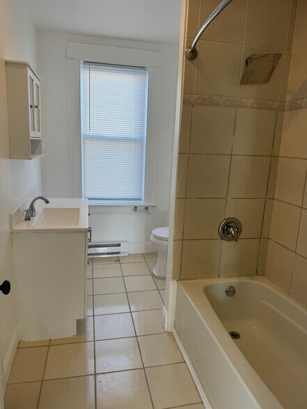 Building Photo - 21 Miller St