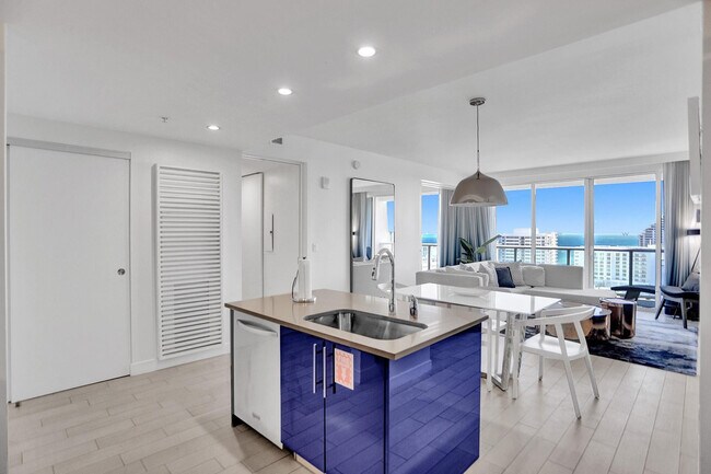 Building Photo - 3101 Bayshore Dr