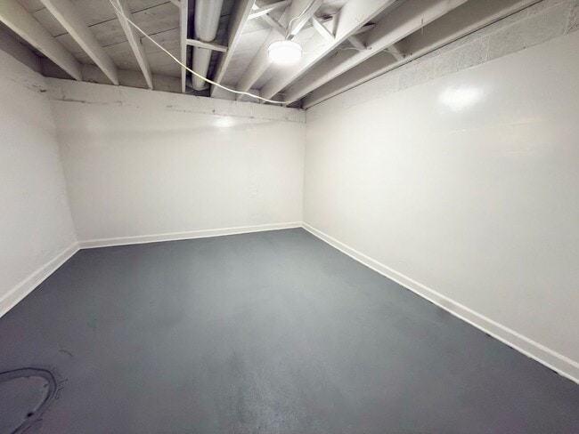 Building Photo - Newly Renovated Move-In Ready 3 Bed, 3 Bath Home!