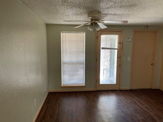 Building Photo - Rare 4 bedroom 2 bath in Moore Schools. 2 ...