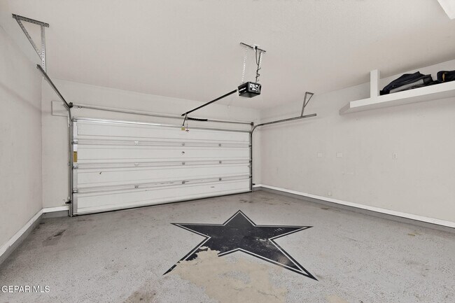 Building Photo - 320 S Manzanita Dr