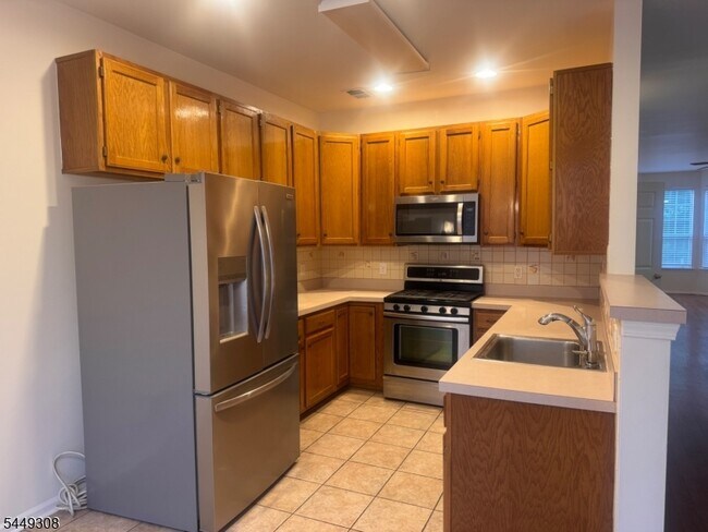 Building Photo - 32 Chesterfield Ct