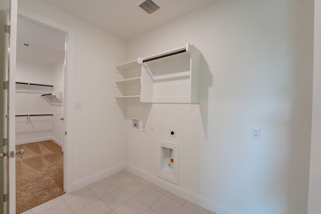 Building Photo - Must See 5 Bed 4.5 Bath in Northlake