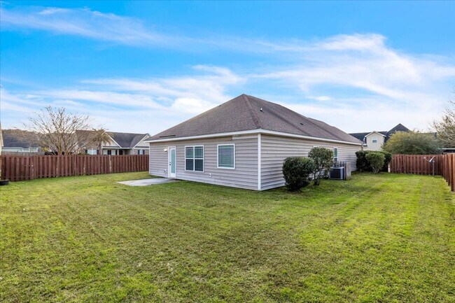 Building Photo - Completely Renovated 4 Bed/2 Bath in White...