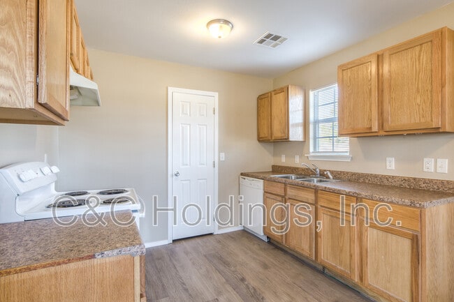 Building Photo - 914 Rockwood Ave