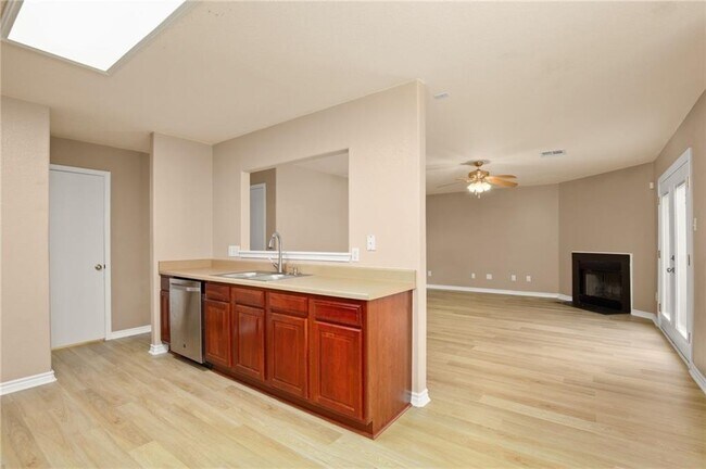 Building Photo - 2204 Cottontail Dr