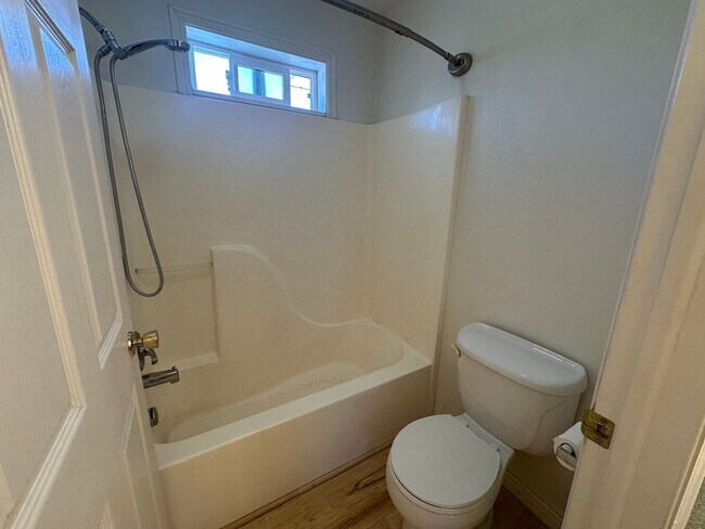 Building Photo - 2 Bed, 1.5 Bath Townhome in the Meadows