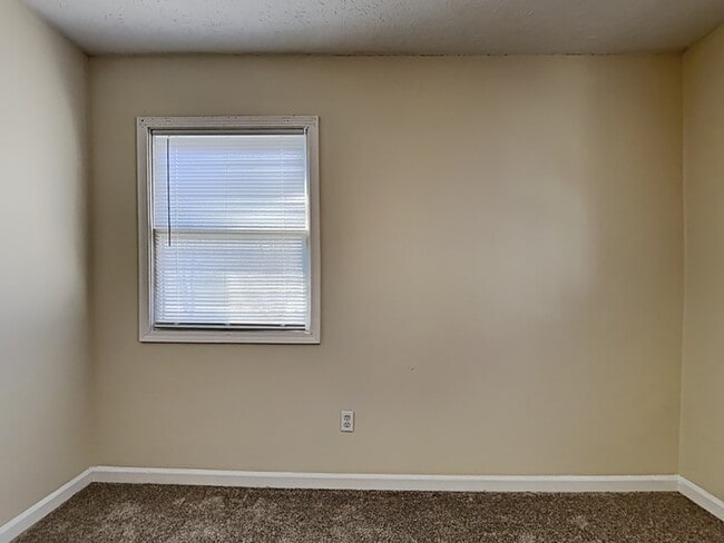 Building Photo - 4 bed 2 bath  with large backyard in Green...