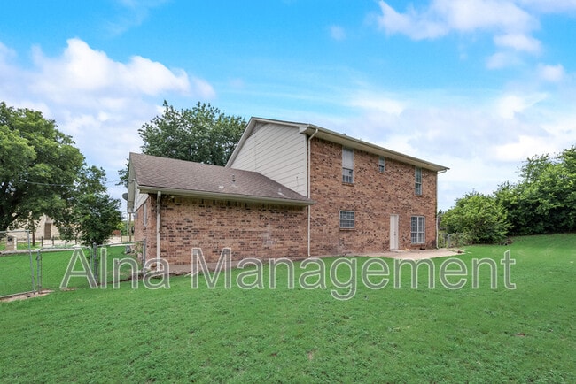 Building Photo - 743 Kings Ln