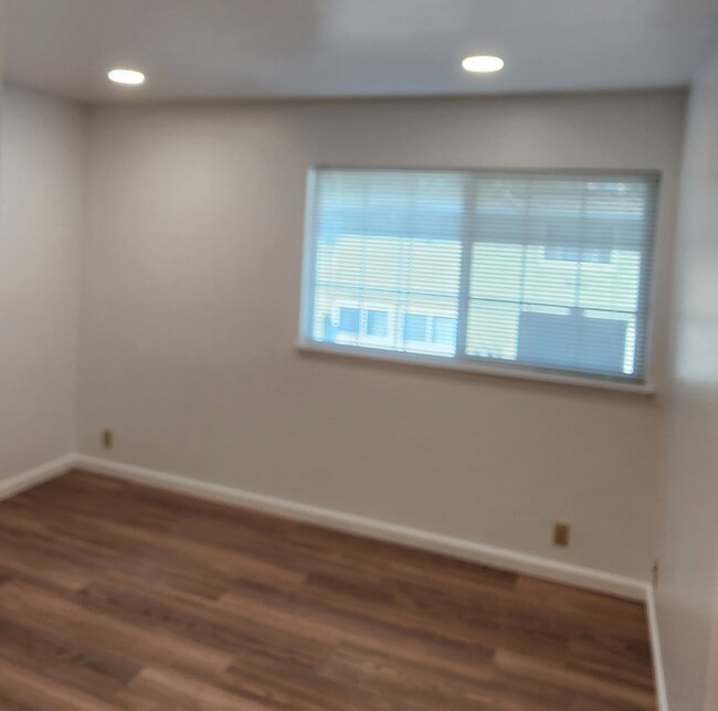 Building Photo - 4051 Park Center Ln
