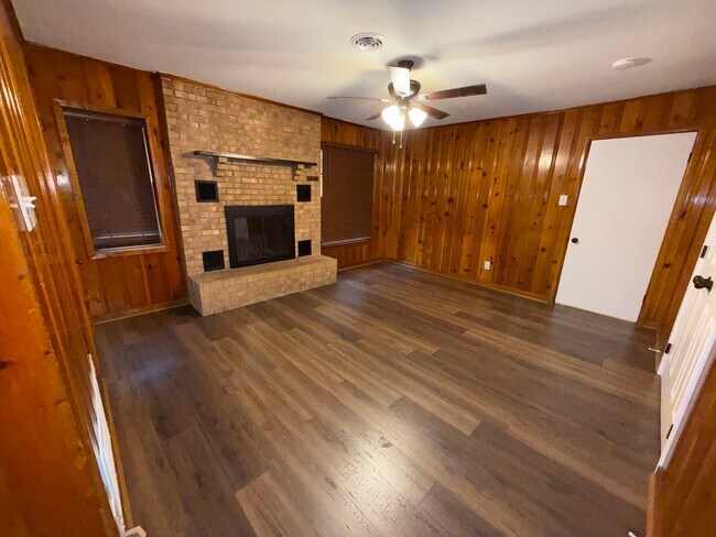 Building Photo - 2104 Clay St