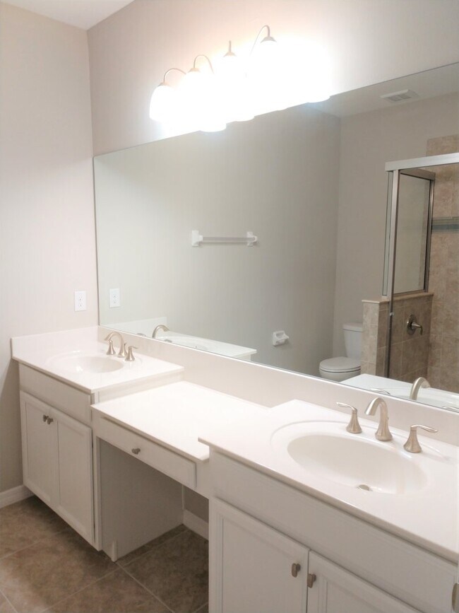 Building Photo - Impressive Annual Unfurnished Condo with C...