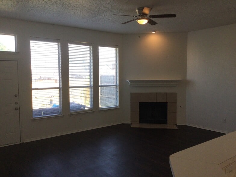 Building Photo - 300 Trailwood Dr