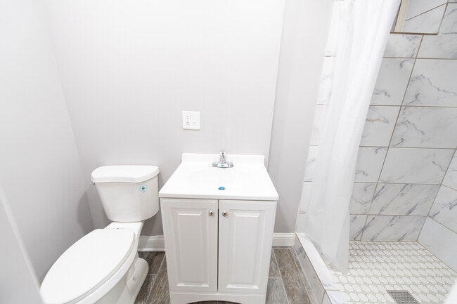 Building Photo - 1028 W Oakdale Ave