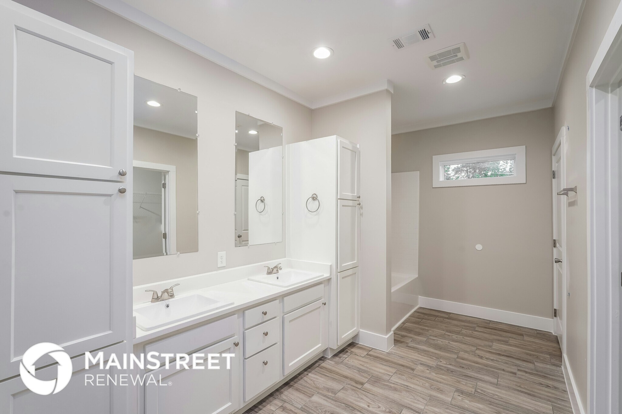 Building Photo - 9330 Crestview Dr