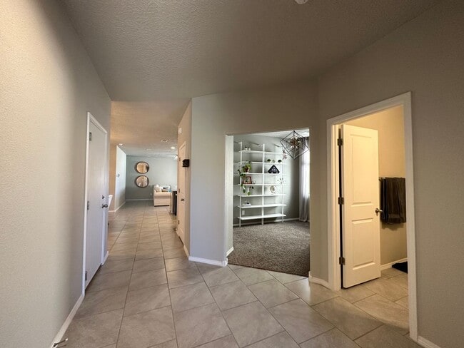 Building Photo - Beautiful Spacious Home!! Don't miss this ...